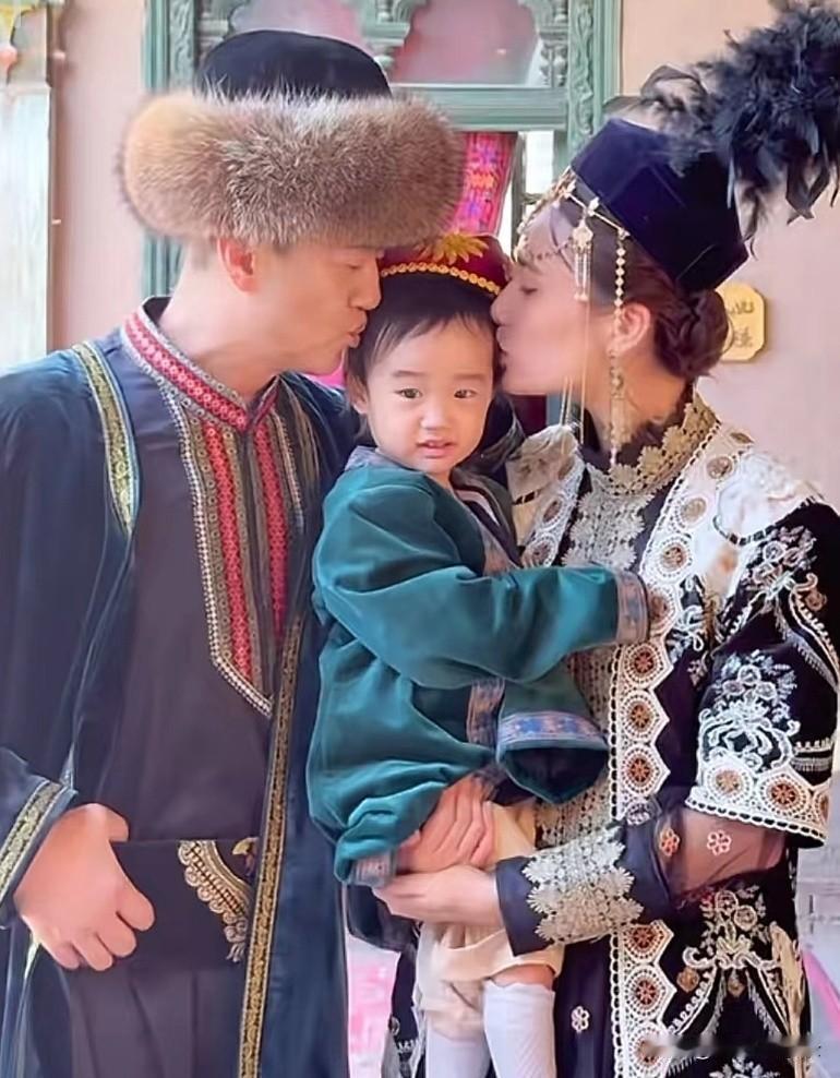 真的被李亚鹏和海哈金喜惊到了！
 很多人都在传：离婚5个月，两人高调复合认爱。