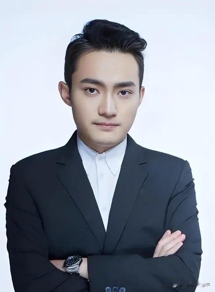 孙宇晨看面相，下三白，典型的小人之相，穷人乍富式的有钱人，有钱了就想找白月光，找