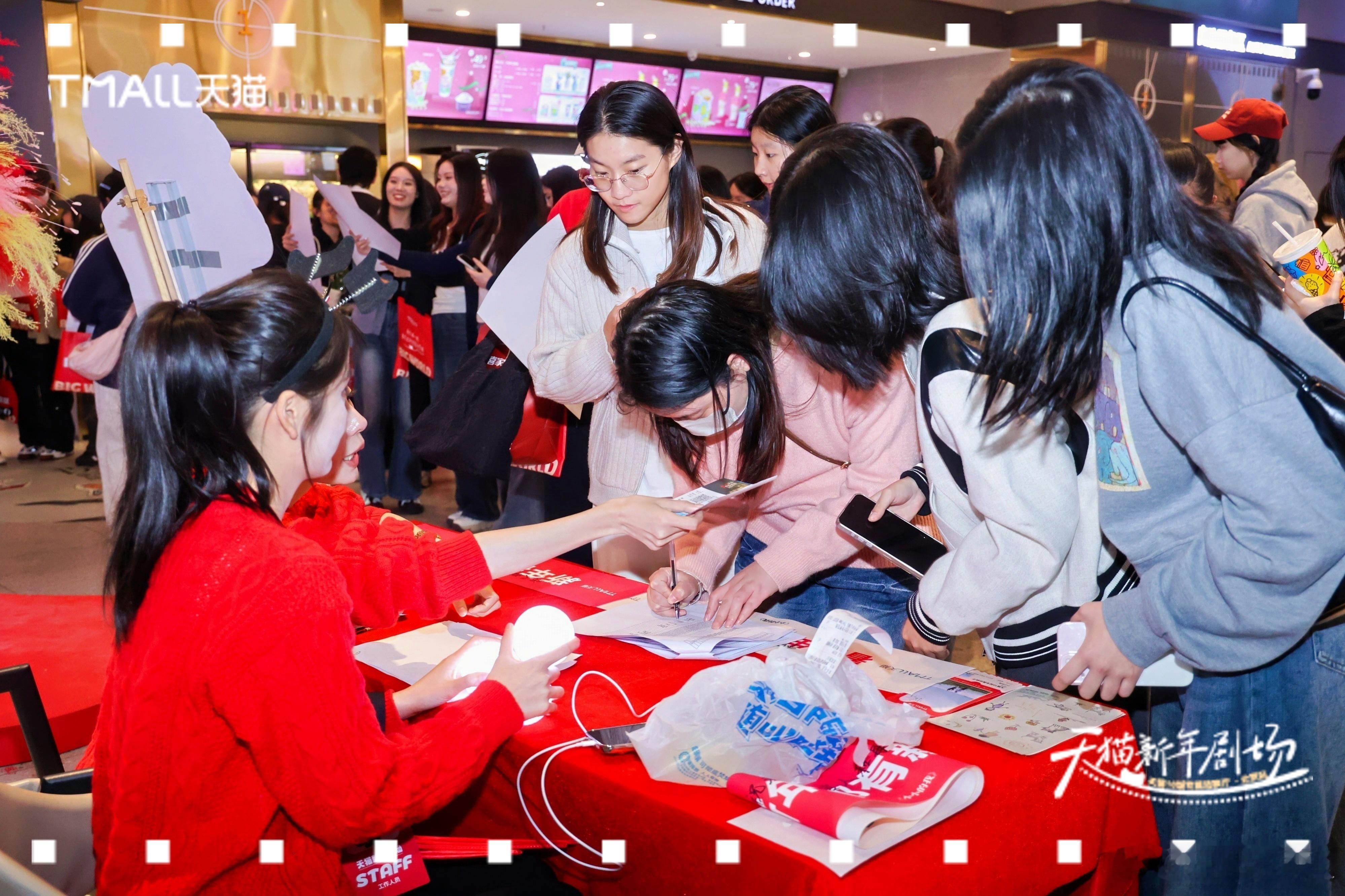 《小小的我》天 猫十城限定专场深圳场打卡，现场打卡氛围十足，电影值得二刷！这部电