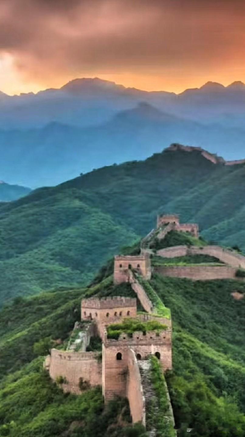 [彩虹]群山连绵起伏，长城如巨龙盘旋于青山之巅。
残旧的城墙屹立千百年，历经风雨