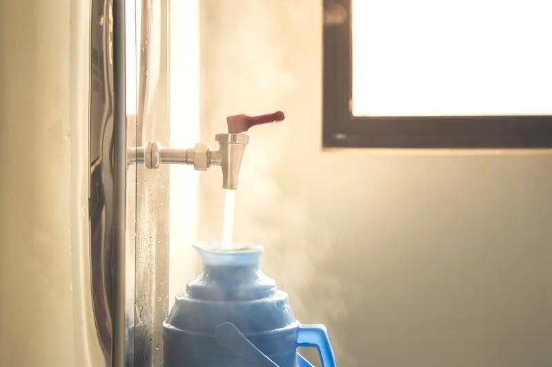 早晨起床,到底喝温水还是凉水? 早晨起床喝温水还是凉水，这事儿还挺有讲究。直接喝