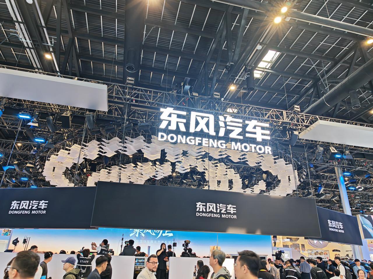 2026北京车展，A3馆A301岚图展台以“乘风向上”之姿，成为全场瞩目的高端焦