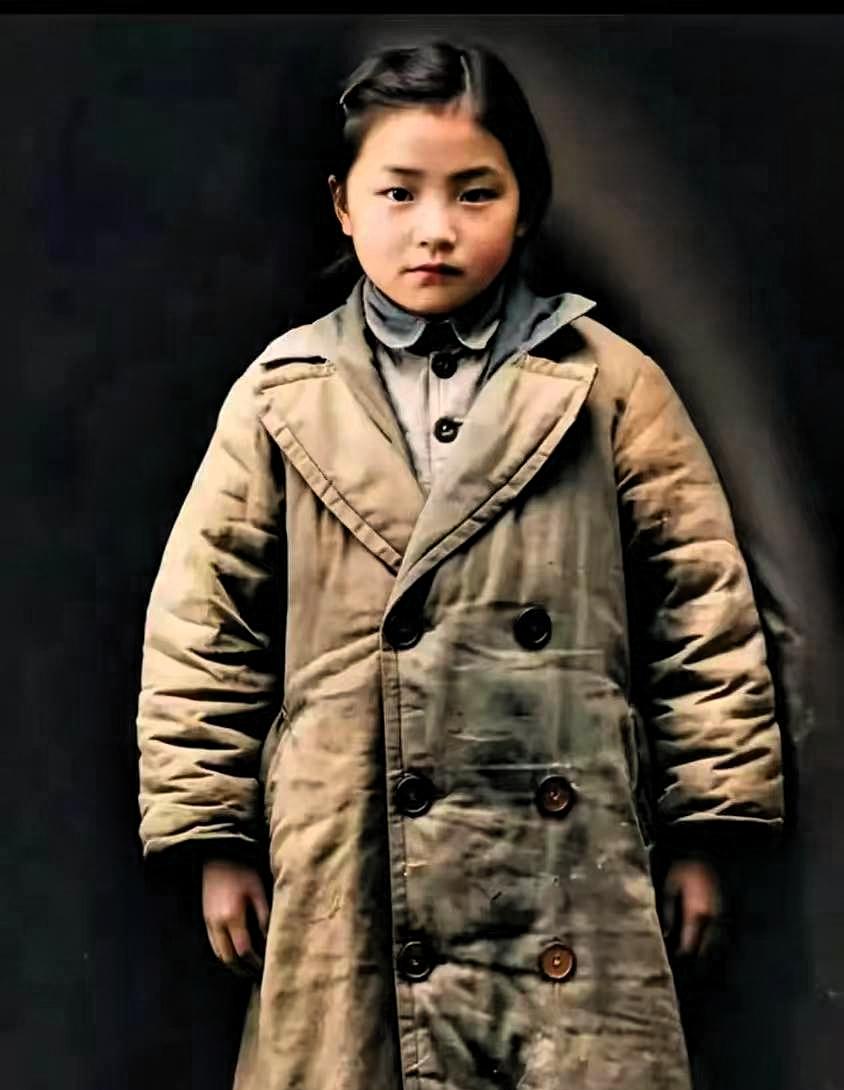 这才是她的真实相貌，不是演员饰演的！照片里的她，正是长征中年龄最小的红军——王新