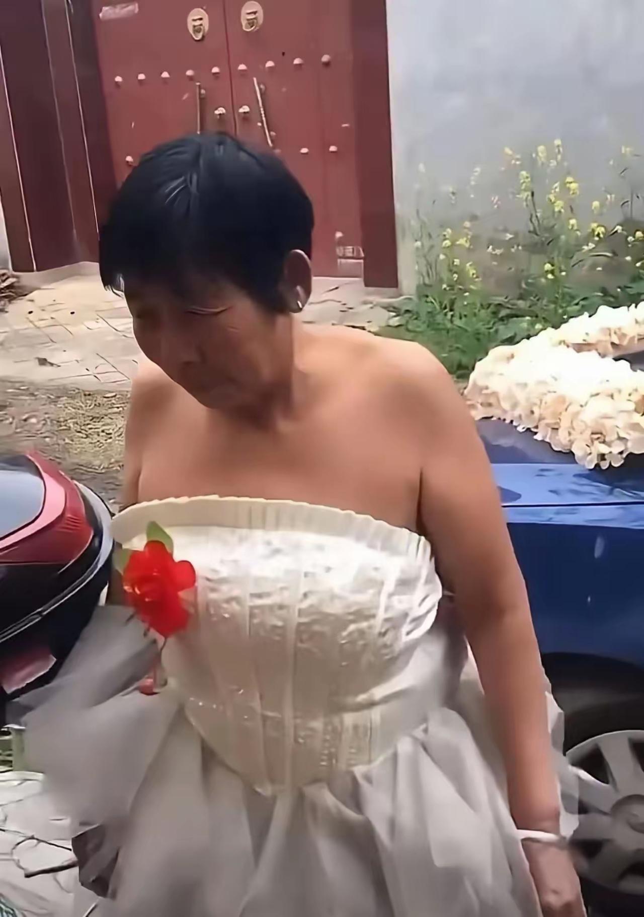 天呐！大妈！你真觉得你这么穿好看吗？你这打扮可不叫惊艳，而是惊吓。
虽说爱美不分