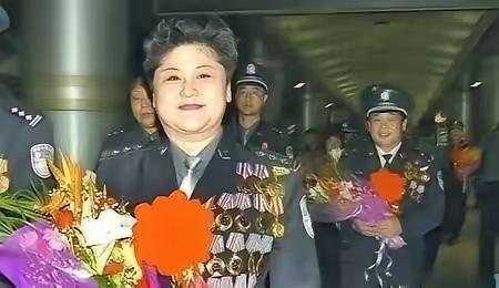 1996年，郑州国棉五厂幼儿园发生了惊险的一幕：一个歹徒腰里绑着炸药，抢走了28