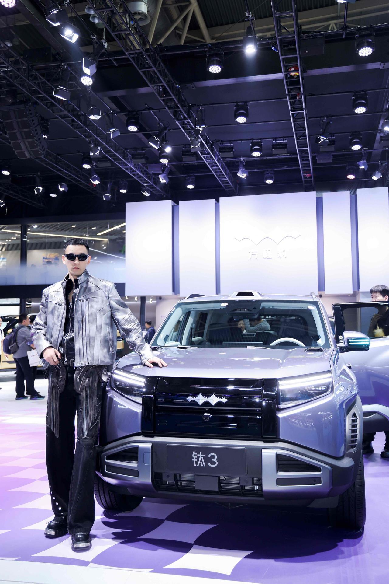 衣品见车品，审美是藏在每个细节里的态度。在北京车展比亚迪全包了整个E3，走进质感