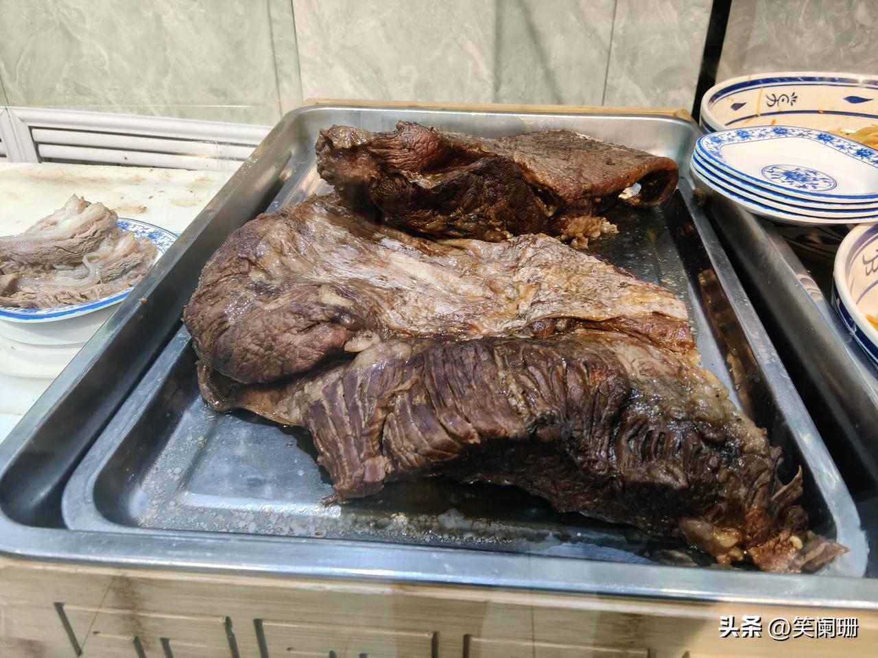 兰州酱牛肉新吃法

平时在兰州牛肉面馆吃的是牛肉面，今天准备吃牛肉面的时候，看见