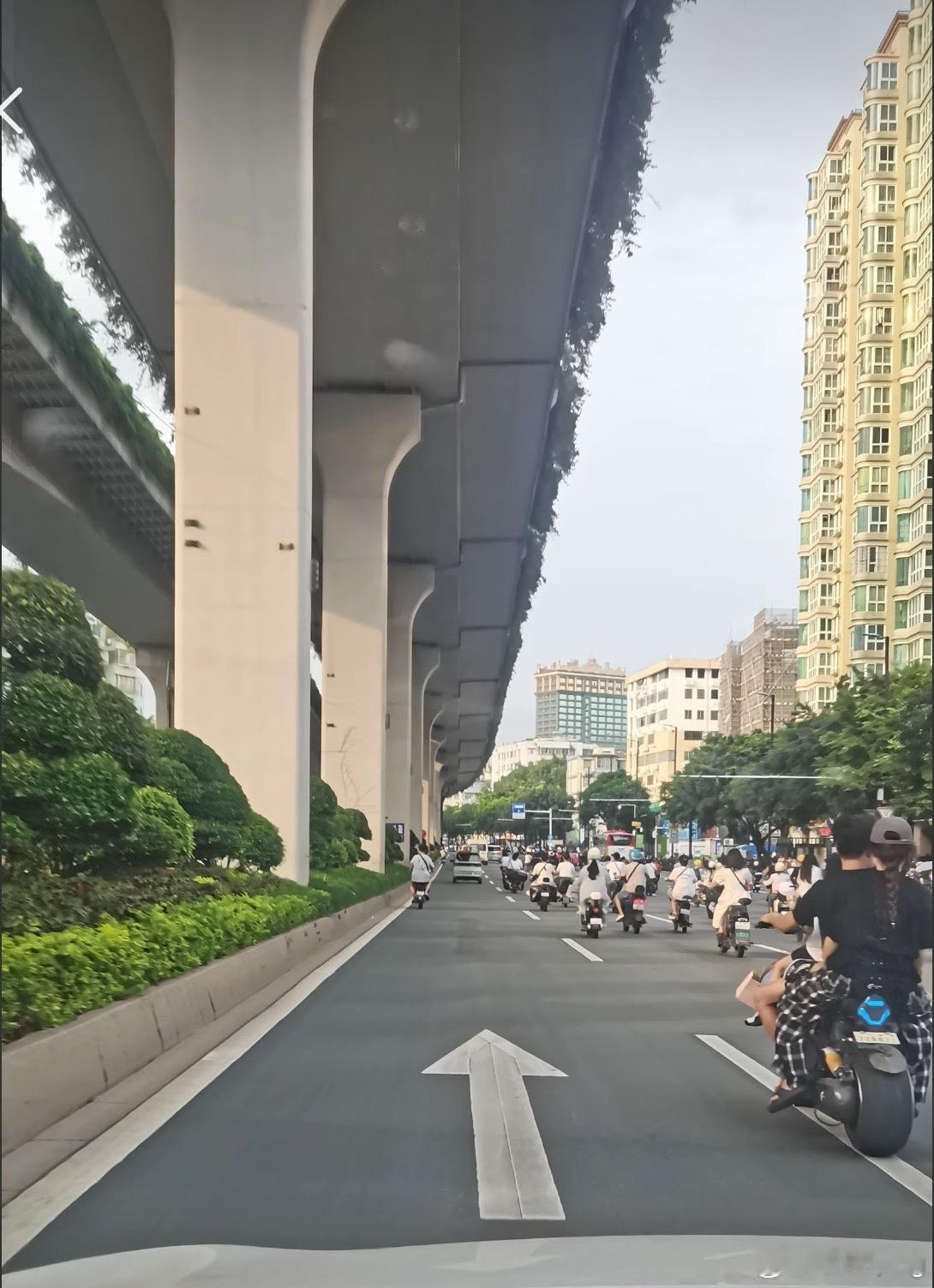 是不是导航出问题了，走了非机动车道了？ ​​​