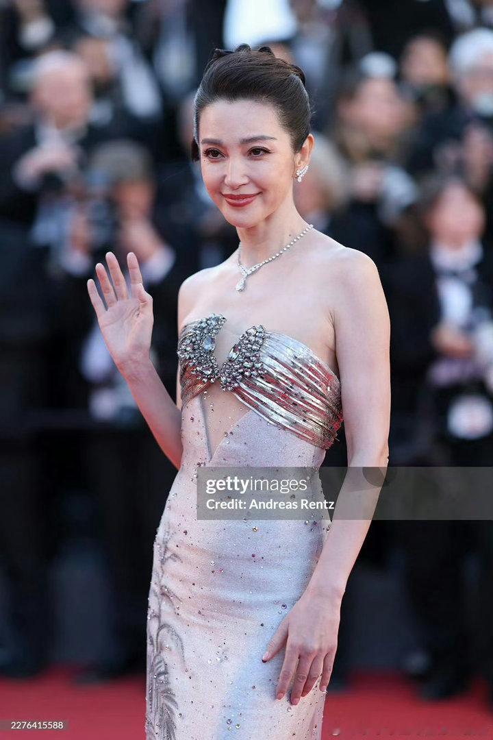 李冰冰戛纳红毯高定礼服重返戛纳状态超稳，水墨系高定礼服很衬气质，低调精致，东方美