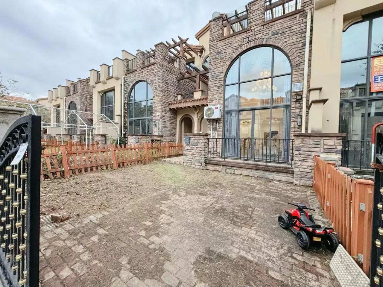 惠阳高铁站旁大别墅，建筑面积158 平，实用面积400+，前后花园，三层联排，带