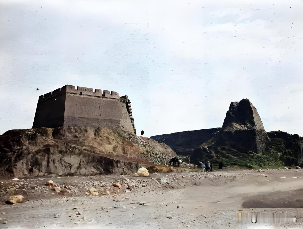 1914年，山西宁武县大水口，一道古老的长城蜿蜒于道路之旁，这便是万里长城外三关