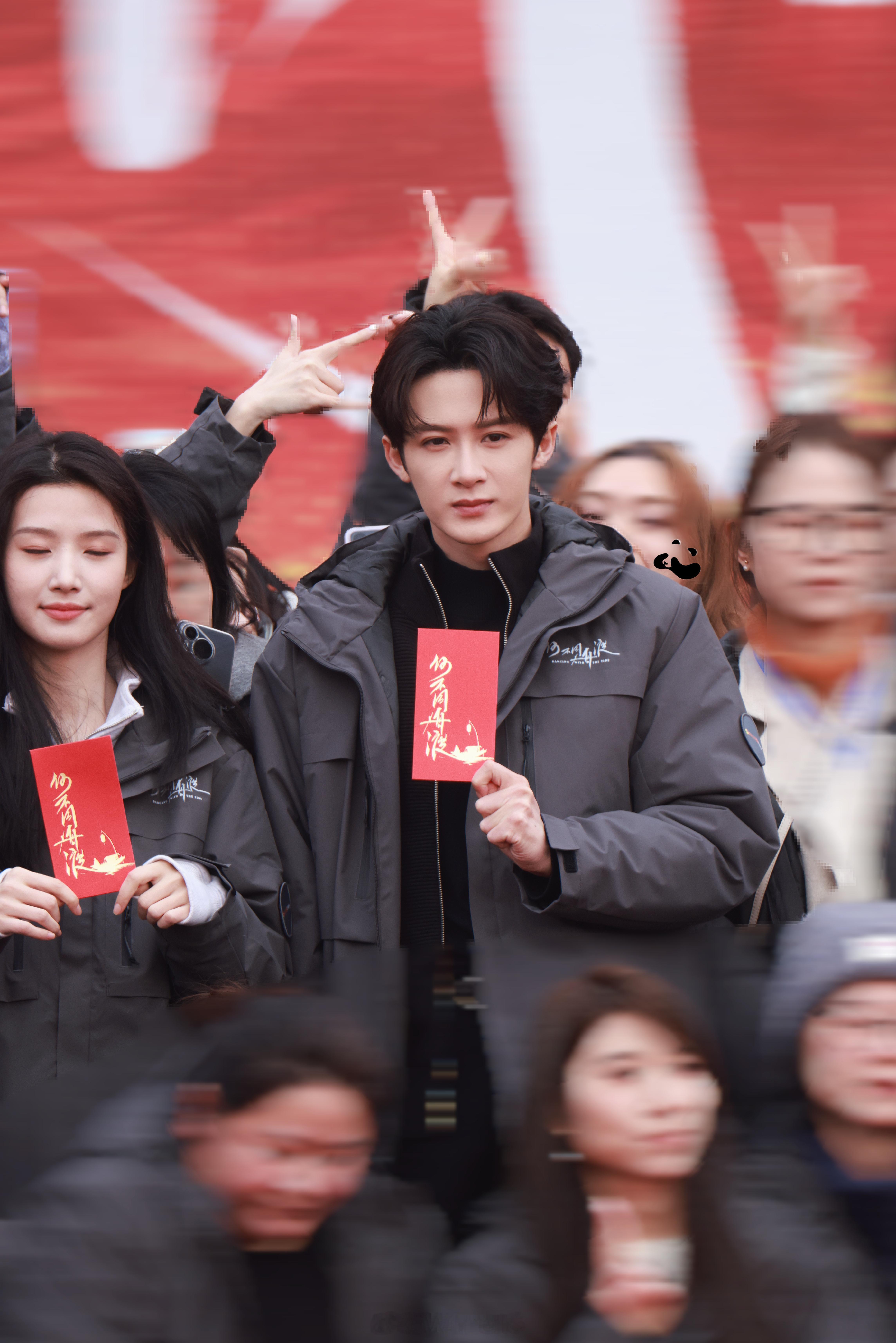 檀健次新剧何不同舟渡开机路透生图状态，檀健次这也太帅了吧！领衔主演檀健次和卢昱晓