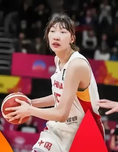 建议宫鲁鸣把四名高大中锋全部留下，每个人针对不同的对手都有大用场，任何一人弃之不