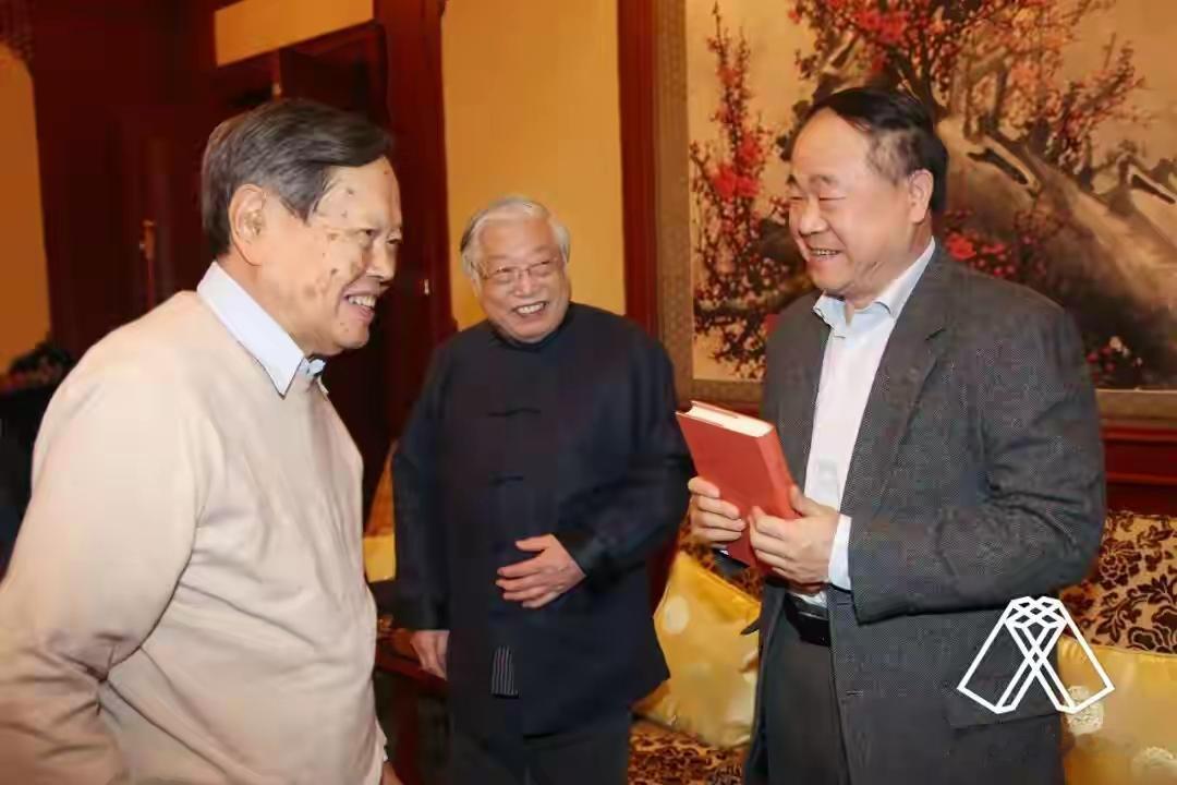 莫言先生手书新诗《悼杨振宁先生》
港岛悲闻坠大星，
满天秋雨叶飘零。
先生原本仙