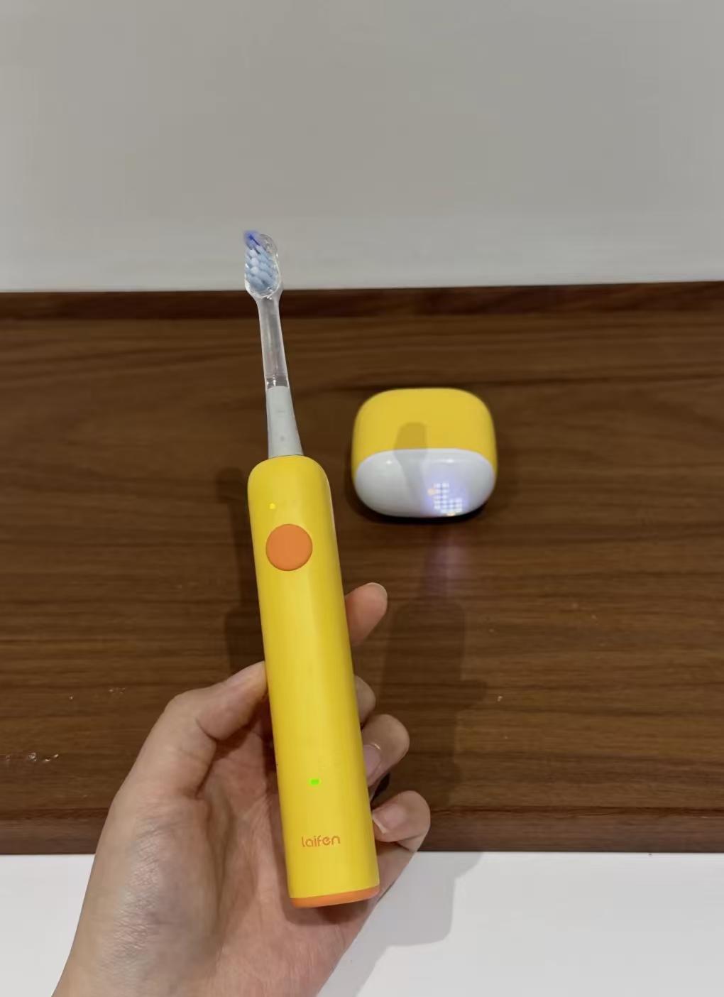 最近发现孩子刷牙变积极了，每次都能站在洗手台前刷好几分钟，我还挺开心的；

可有