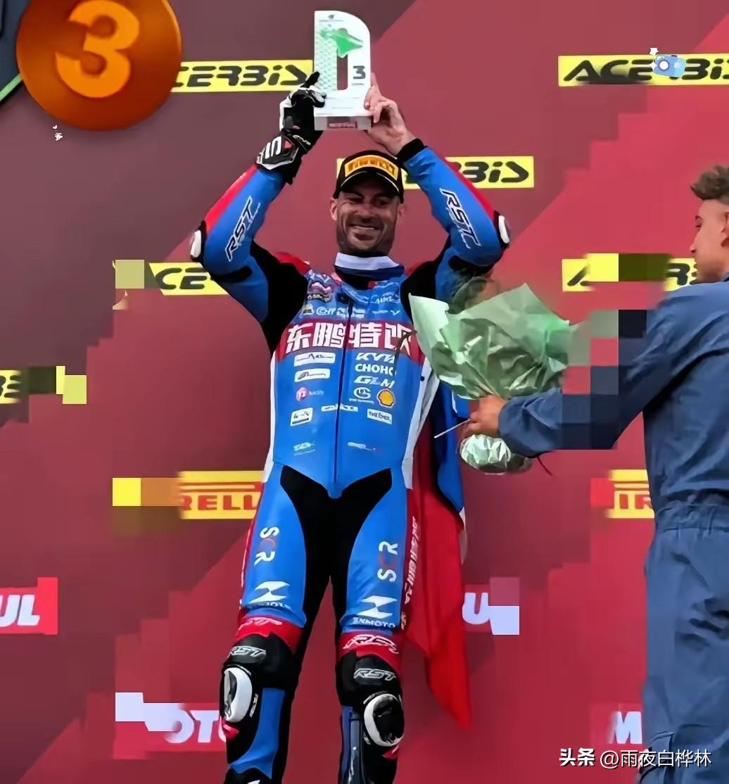 德比斯真是个狠人。

9月5日，WSBK法国站第一回合，
他拿了个季军。
赛后记