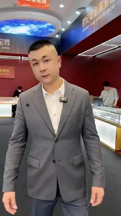 粉丝9900万大网红被罚款560万[吃瓜群众]
11月28日，市场监管总局召开直