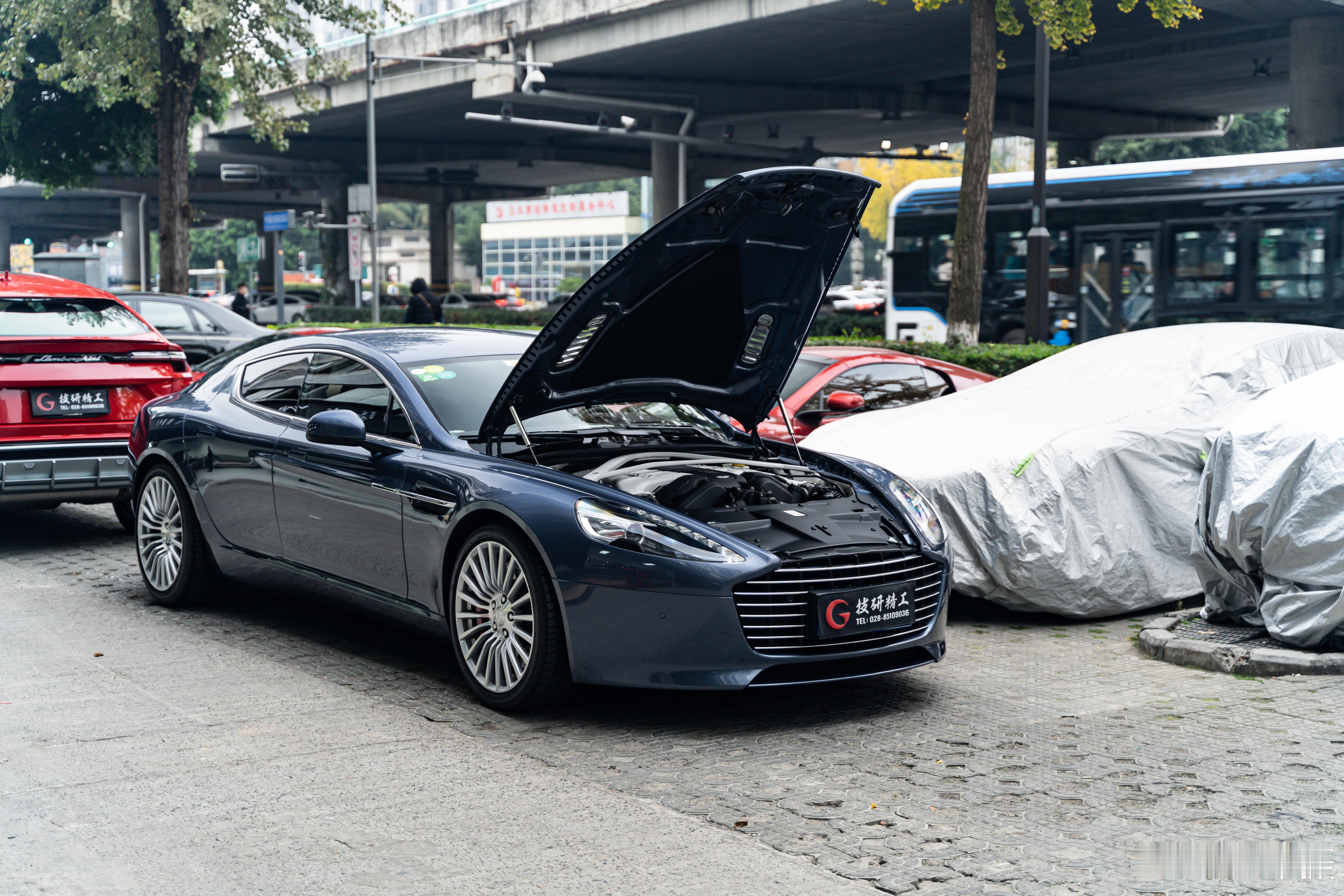 Aston Martin RapideSV12发动机把机舱塞得满满当当[抱一抱]