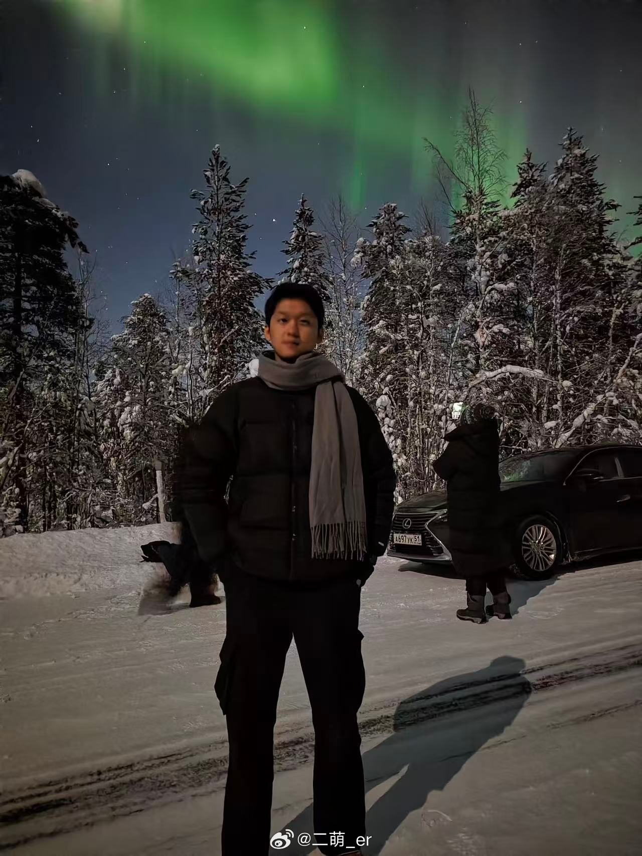 从来没觉得我跟我弟长得像直到朋友拿我的照片AI成男生……这也太像了！我都恍惚了这