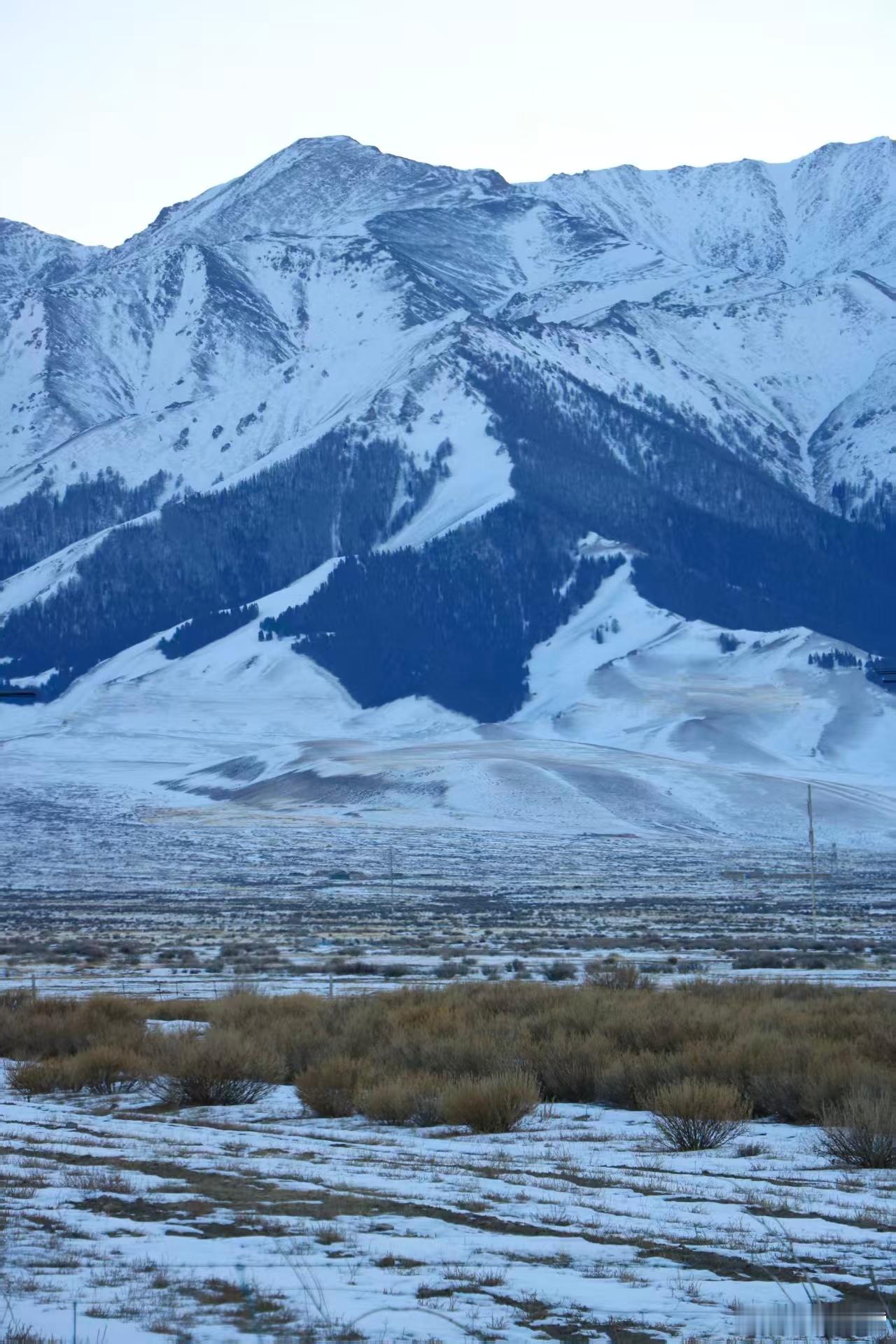 家人们！冬天的哈密真的藏着太多惊喜！苍茫戈壁裹上银装，雪山在阳光下熠熠生辉，寒风