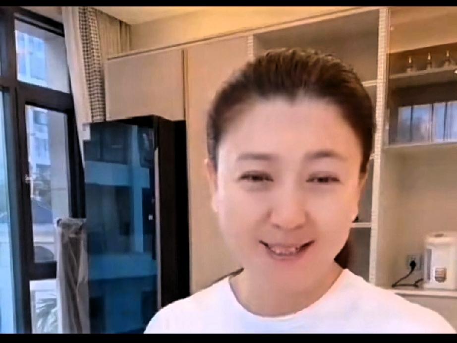 闫学晶在直播的时候对粉丝说:“要是我直播带货的时候，希望大家能给我的直播间起个名