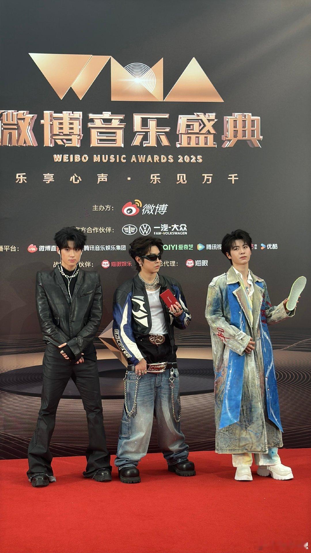 好怕马伯骞的裤子掉下来  马伯骞的潮流穿搭真的是太帅气了吧，其实他的时尚风格一直