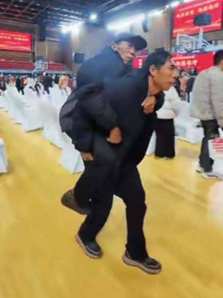 山东日照这幕真看哭了！新兵欢送仪式，一位爸爸怕爷爷赶不上，直接背着年迈的爷爷在人
