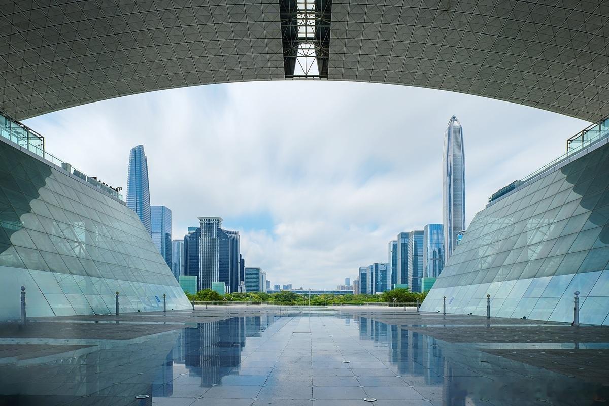 企业能不能顺利地走出过渡阶段，既受外部环境的影响，也取决于企业家的战略选择和战略