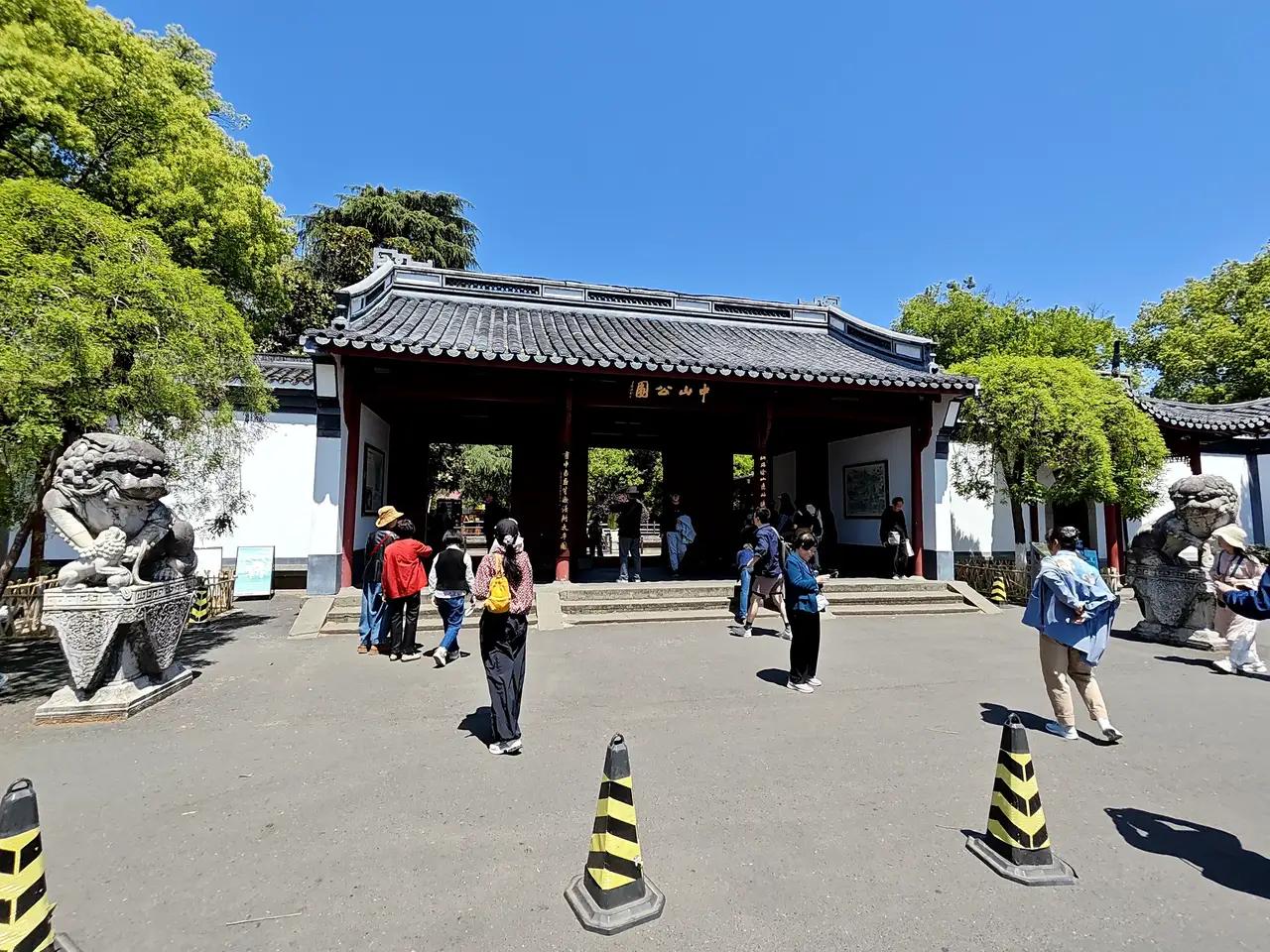 杭州中山公园位于西湖孤山，公园门前有一对汉白玉狮子，是明代时期遗留下来的，左边的