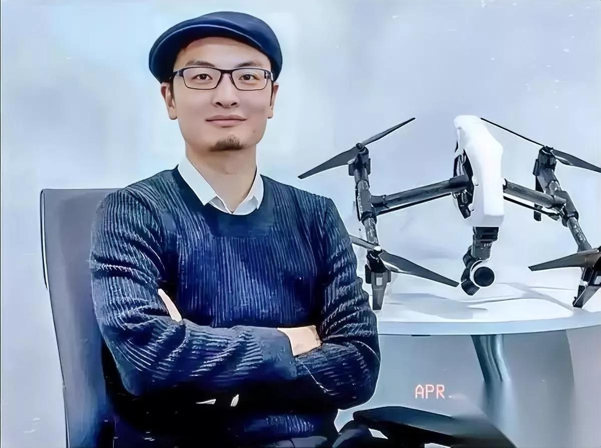 大疆老板汪滔

最近有点慌

赚了两百多亿怎么还坐不住了？

去年大疆营收八百多