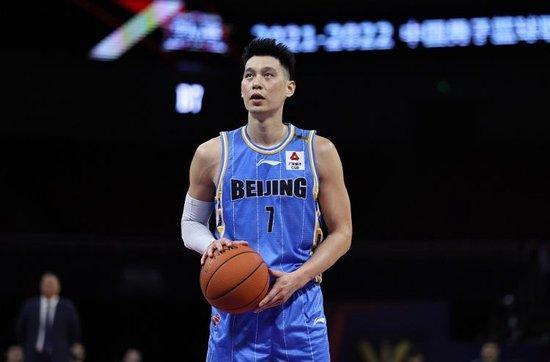 【#林书豪退役#】今日，台湾篮球运动员林书豪在微博宣布退役。他写到：作为职业运动