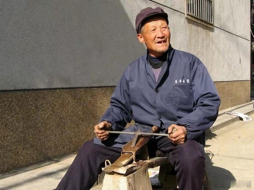 过年留守的那批老人怎么样了 留守老人的问题不仅关系到老年人的个人幸福，也关系到整