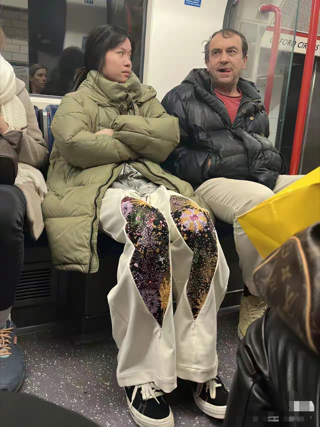 惊呆我了！地铁上见到的最自我的女孩子，太有个性了！ 