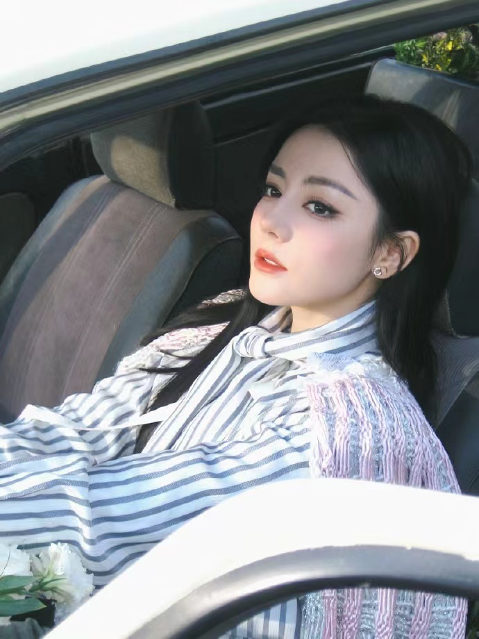 迪丽热巴镜头定格浪漫随行坐上热巴的专属副驾  坐上热巴的专属副，迪丽热巴镜头定格