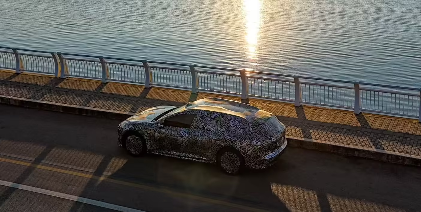 阿维塔 06 旅行车谍照在社交平台曝光可以看出该车采用了家族式前脸设计以及贯穿式