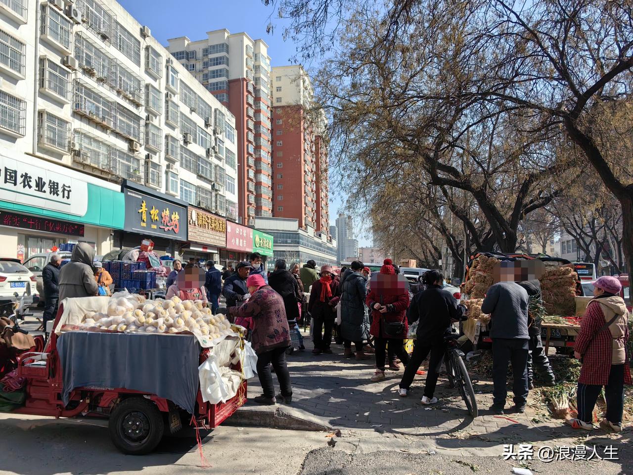 渭南市临渭区星期天市场货品种类丰富，人群熙熙攘攘，热闹非凡，主打一个物品经济实惠