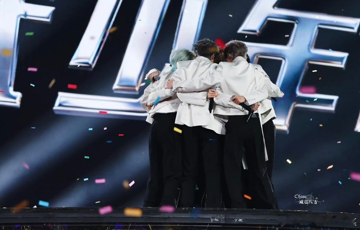 时代少年团七个男人抱一圈时代少年团赴温暖新年 这次的海报不仅创意无限，更展现了七