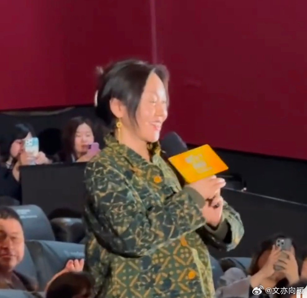 《阳光女子合唱团》首映，闫妮开启传纸模式。大家哭得刹不住车，她努力传纸，可惜姚琛