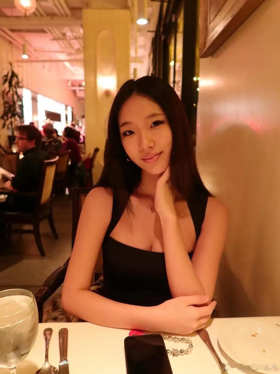 小S大女儿许曦文在美国餐厅庆祝20岁生日，她穿着低胸吊带上衣，化着精致的烟熏妆，