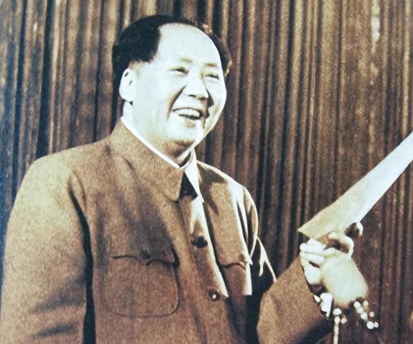 1949年傅作义只是行政三级干部，毛主席认为太委屈，坚持要让他担任部长职位！
1