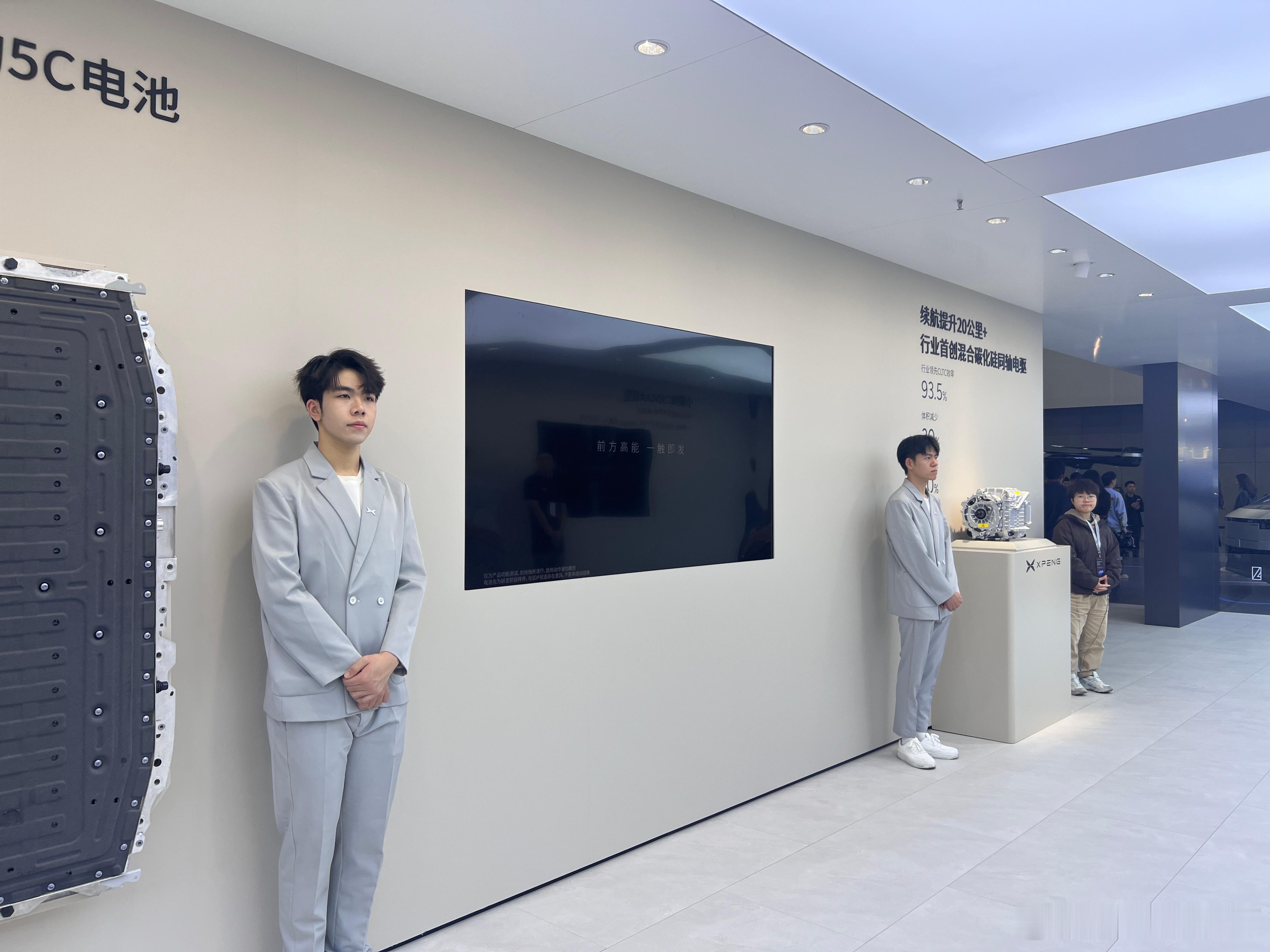 好帅的车，不是好白的车，不是大家有没有来看小鹏！小鹏第100万台下线首批X9超级