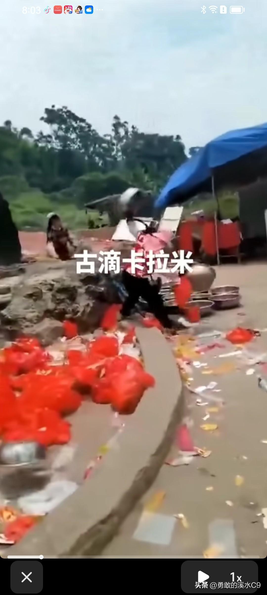 广西贵港蒙公的乞丐墓前，两位摆地摊卖纸钱的大妈发生了激烈争吵，最后竟然动起手来。