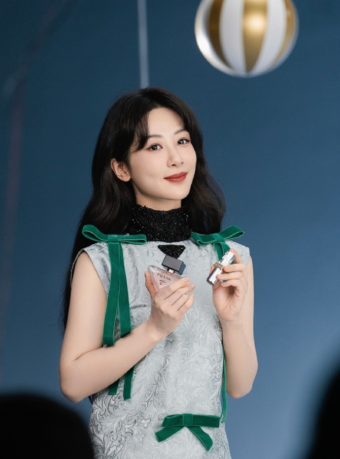 杨紫新中式印花旗袍 杨紫所身着的新中式印花旗袍，宛如一颗璀璨夺目的明珠，散发着独