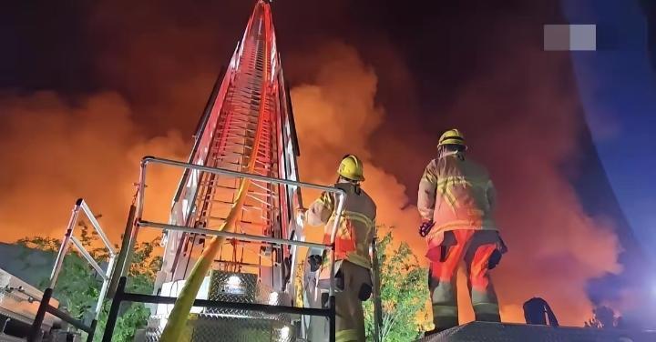 一把大火烧光1.56亿美元，全美的资本家估计要开始集体失眠了。
4月7日凌晨（美