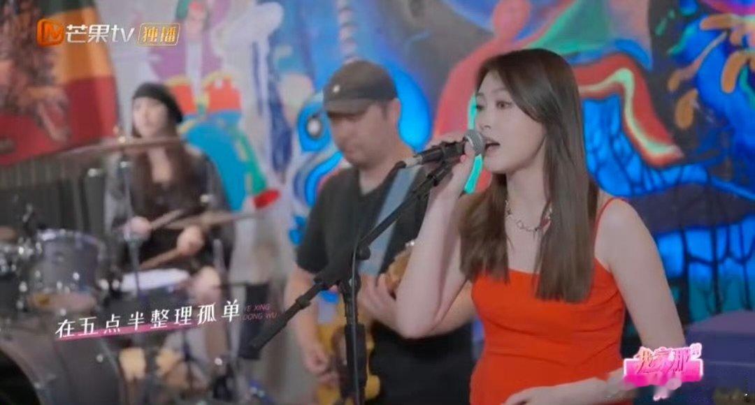 被打架子鼓的苏晓彤帅到了我家那闺女 苏晓彤打鼓的时候也太耀眼了吧！鼓棒一敲，全场