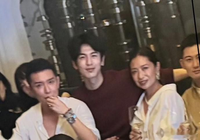 张凌赫的花期似乎短暂，岁月在他脸上悄然留下痕迹，那份曾经的青涩逐渐褪去，多了几分