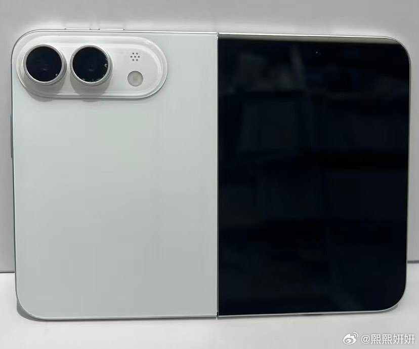 据彭博社Mark Gurman消息，Apple已经在规划第三代折叠iPhone，