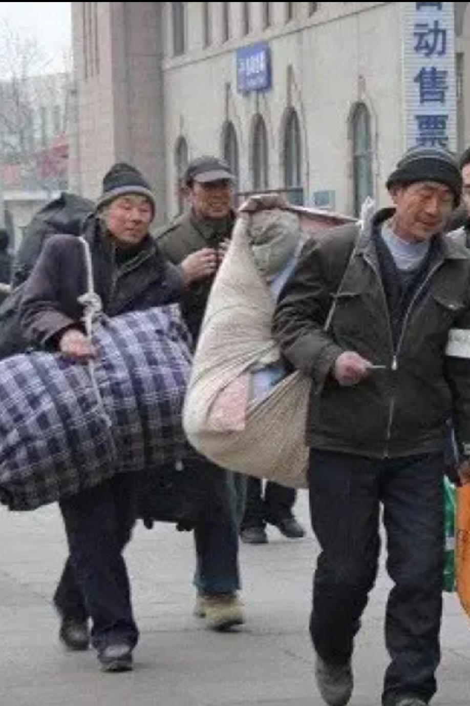 如今的农民个个都像 一直在运转的机器。即便60岁以上的老年人，只要活着就得去挣那