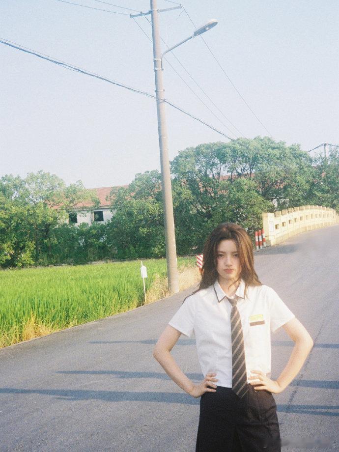 谁给徐若晗递个现偶本子徐若晗在爱你这个电视剧里面就让我们大家看到了姐姐的可塑性，