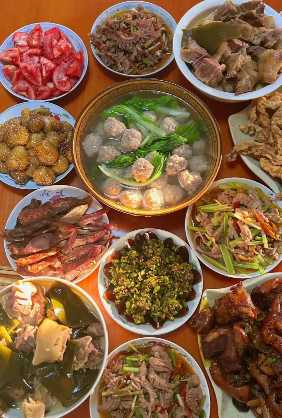 不同地区的家常菜各有各的特点。
图一：四川菜，常见有凉拌皮蛋、海带炖猪脚汤、糍粑